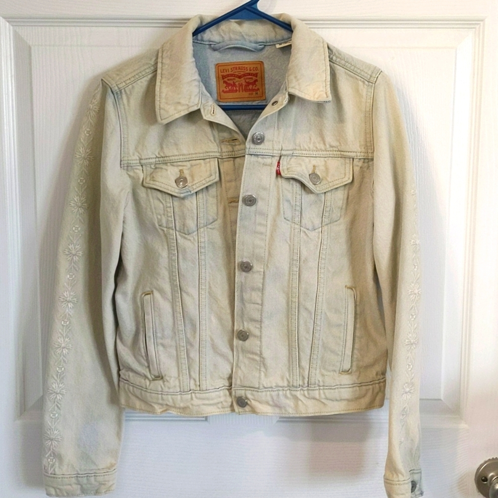 👯‍♀️ Levi's Original Trucker White Wash Floral Embroidered Sleeves Jean Jacket